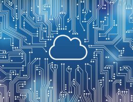 Symbolische Darstellung der Cloud: Ein Wolkensymbol schwebt vor einer Leiterplatte