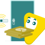 Vor einer Tür steht eine Figur die Pizza liefert. Vor der Tür ist eine Klingel angebracht,