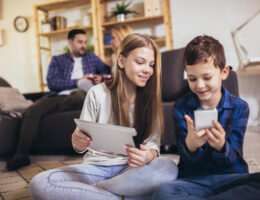 Digitale Weihnachtsgeschenke: Investieren Sie Zeit in die Absicherung neuer Geräte. Bild: Mediteraneo/Stock.adobe.com