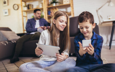 Digitale Weihnachtsgeschenke: Investieren Sie Zeit in die Absicherung neuer Geräte. Bild: Mediteraneo/Stock.adobe.com