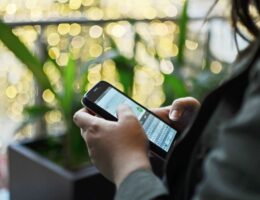 Ein Mensch chattet per Messenger auf dem Smartphone.