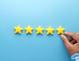 Ein Mann legt 5 gelbe Sterne in eine Reihe.