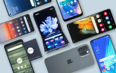 Auf einen Tisch liegen viele Smartphones in rechtwinkliger Anordnung.