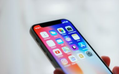 Auf einem Smartphone-Display sind mehrere App-Symbole sichtbar.