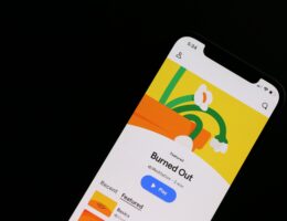 Eine Mental-Health-App zeigt auf einem Smartphone eine Meditation zum Thema "Burned Out" an.