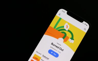 Eine Mental-Health-App zeigt auf einem Smartphone eine Meditation zum Thema "Burned Out" an.