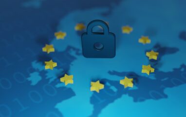 Auf einer Europakarte steht ein Schloss, umringt von den 12 goldenen Europasternen.