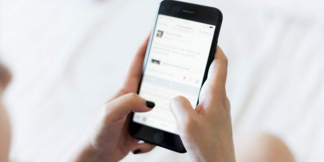 Eine Frau nutzt auf ihrem Smartphone einen Messenger-Dienst. Bild: Oleg Magni/Unsplash