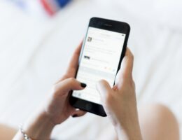 Eine Frau nutzt auf ihrem Smartphone einen Messenger-Dienst. Bild: Oleg Magni/Unsplash