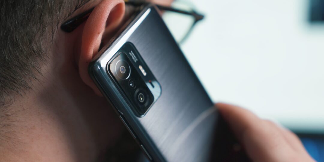 Ein Mann telefoniert mit seinem Smartphone.