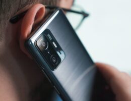 Ein Mann telefoniert mit seinem Smartphone.