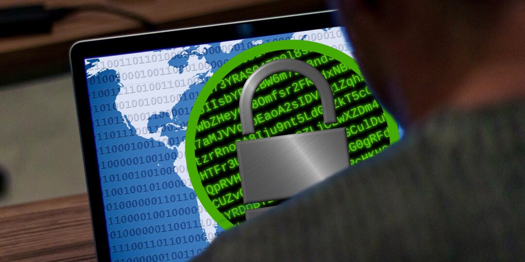 Auf einem Laptop-Bildschirm erscheint eine Ransomware-Grafik. Bild: TheDigitalArtist/Pixabay