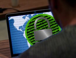 Auf einem Laptop-Bildschirm erscheint eine Ransomware-Grafik. Bild: TheDigitalArtist/Pixabay