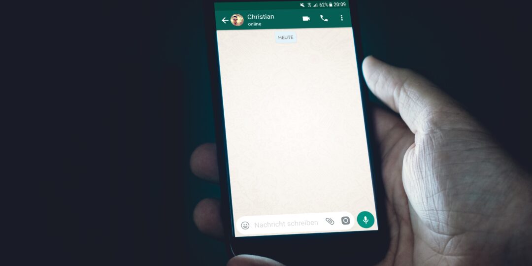 Das Chat-Fenster von WhatsApp auf einem Smartphone. Bild: Christian Wiediger / Unsplash