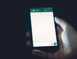 Das Chat-Fenster von WhatsApp auf einem Smartphone. Bild: Christian Wiediger / Unsplash