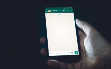 Das Chat-Fenster von WhatsApp auf einem Smartphone. Bild: Christian Wiediger / Unsplash