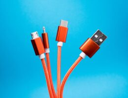 Mehrere USB-Kabel sind mit unterschiedlichen Anschlusstypen ausgestattet. Bild: Lucian Alex/Unsplash