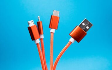 Mehrere USB-Kabel sind mit unterschiedlichen Anschlusstypen ausgestattet. Bild: Lucian Alex/Unsplash