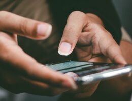 Eine Frau nutzt einen Messenger-Dienst auf ihrem Smartphone.