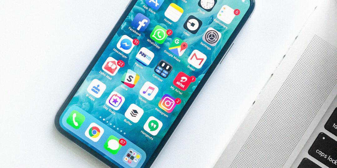 Ein iPhone liegt neben einem MacBook. Bild: Rahul Chakraborty / Unsplash