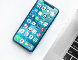 Ein iPhone liegt neben einem MacBook. Bild: Rahul Chakraborty / Unsplash