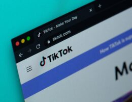 Die Startseite von TikTok in einem Browser-Fenster. Bild: Solen Feyissa / Unsplash