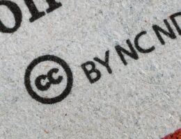 Die Kennzeichnung einer Creative Commons Lizenz. Bild: Umberto / unsplash