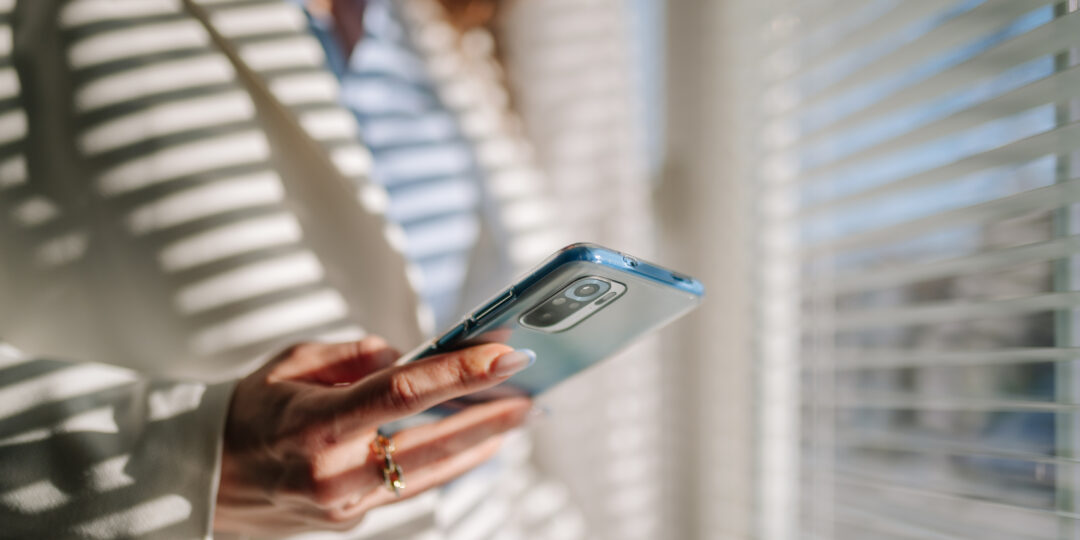 Eine Frau schaut auf ihr Smartphone.