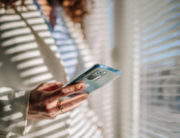 Eine Frau schaut auf ihr Smartphone.