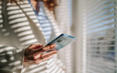 Eine Frau schaut auf ihr Smartphone.