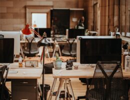 Schreibtische mit Computer-Hardware. Bild: Annie Spratt / Unsplash