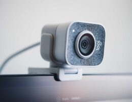 Eine Webcam ist auf einem Bildschirm befestigt. Bild: Emiliano Cicero / Unsplash
