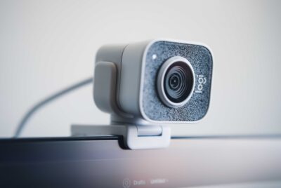 Eine Webcam ist auf einem Bildschirm befestigt. Bild: Emiliano Cicero / Unsplash