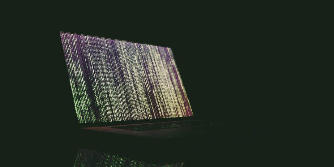 Kryptischer Text auf einem Laptop-Bildschirm. Bild: Markus Spiske / Unsplash