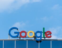 Der Google-Schriftzug auf einem Gebäude. Bild: Pawel Cserwinski / Unsplash