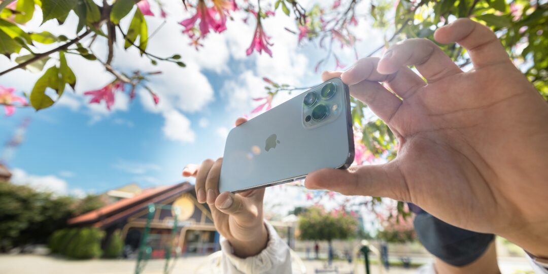 Ein Mann nutzt das Smartphone als Kamera. Bild: Screen Post / Unsplash