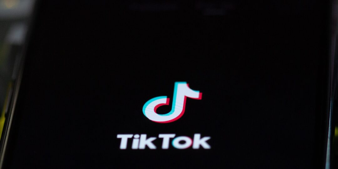 Das TikTok-Logo auf schwarzem Hintergrund. Bild: Solen Feyissa / Unsplash