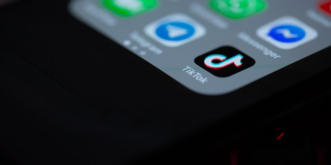 Das Logo der TikTok-App auf einem Smartphone-Display. Bild: Solen Feyissa / Unsplash