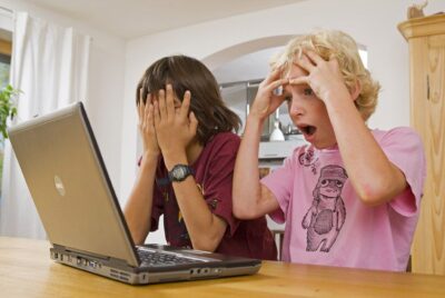 KL_Kinder_erschreckt