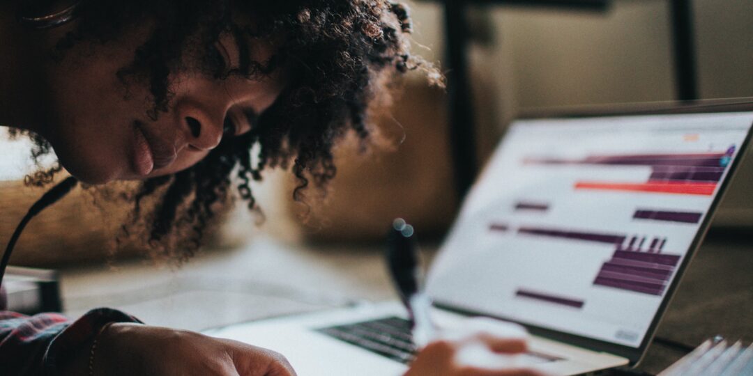 Junge Frau arbeitet am Laptop