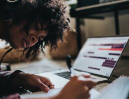 Junge Frau arbeitet am Laptop