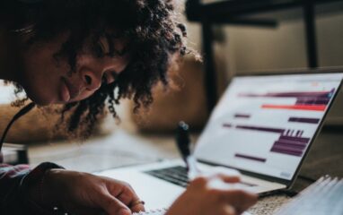 Junge Frau arbeitet am Laptop