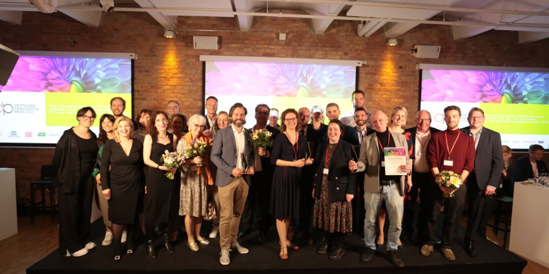 Teilnehmer:innen deutscher Demografie Preis 2023 auf der Bühne.