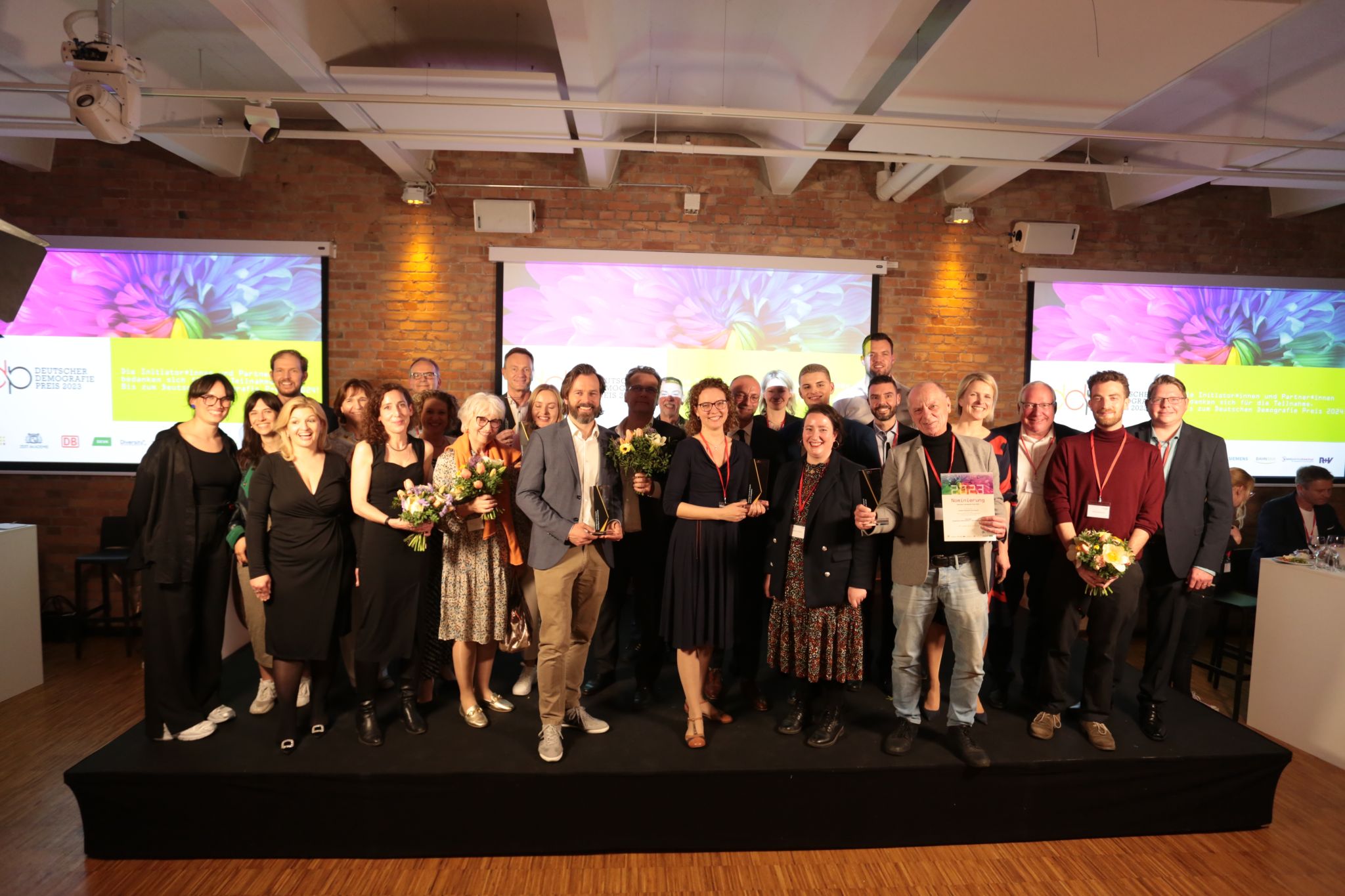 Teilnehmer:innen deutscher Demografie Preis 2023 auf der Bühne.