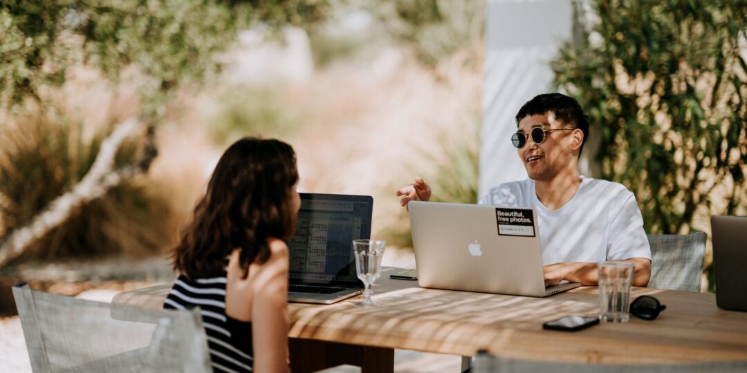 Menschen arbeiten im Garetn
