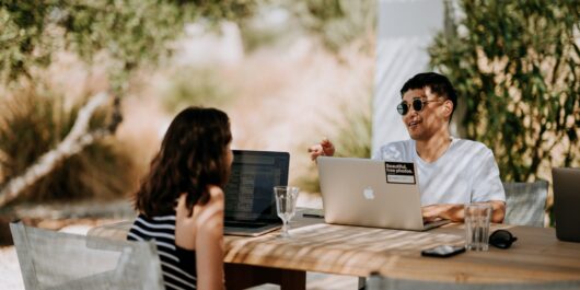 Menschen arbeiten im Garetn