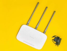 Router vor gelbem Hinterrgund