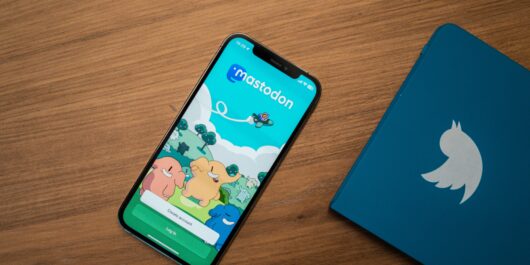 Handy und Tablet, die Mastodon und Twitter anzeigen