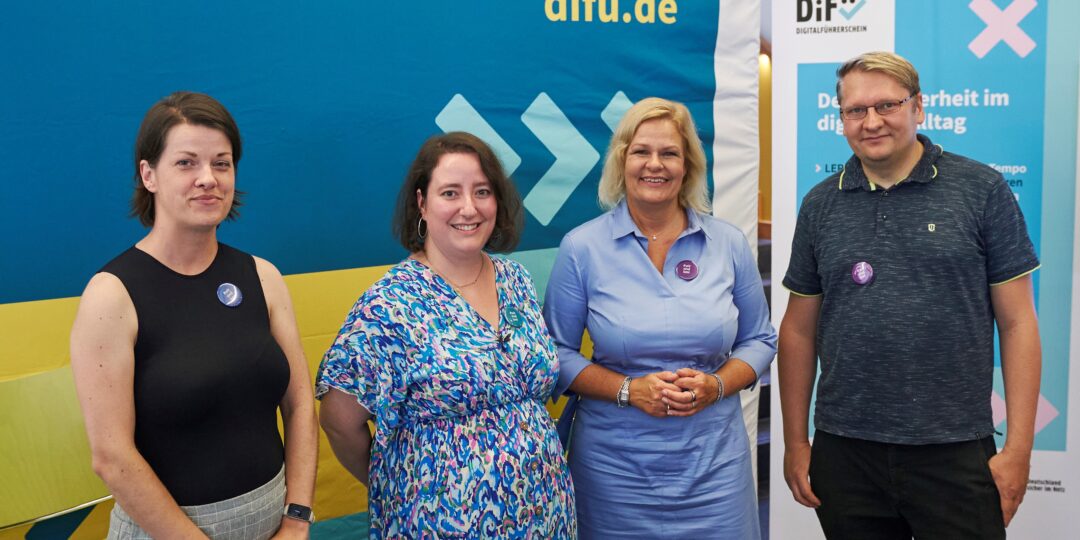 Nancy Faeser am Stand des DiFü