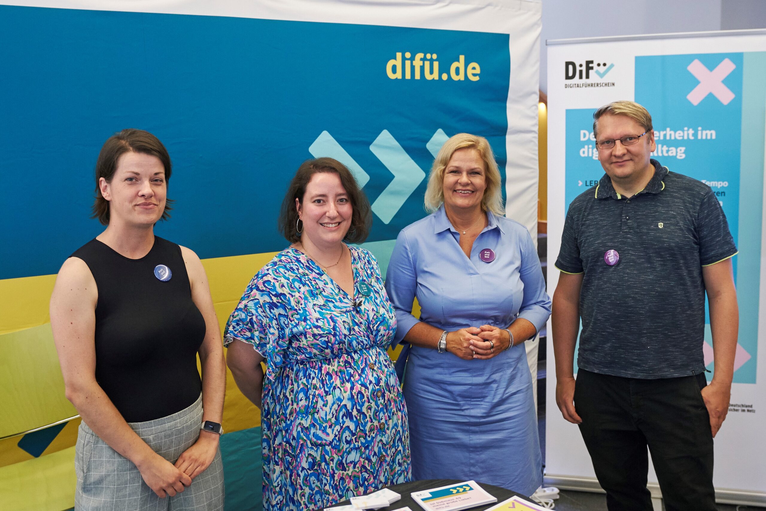 Nancy Faeser am Stand des DiFü